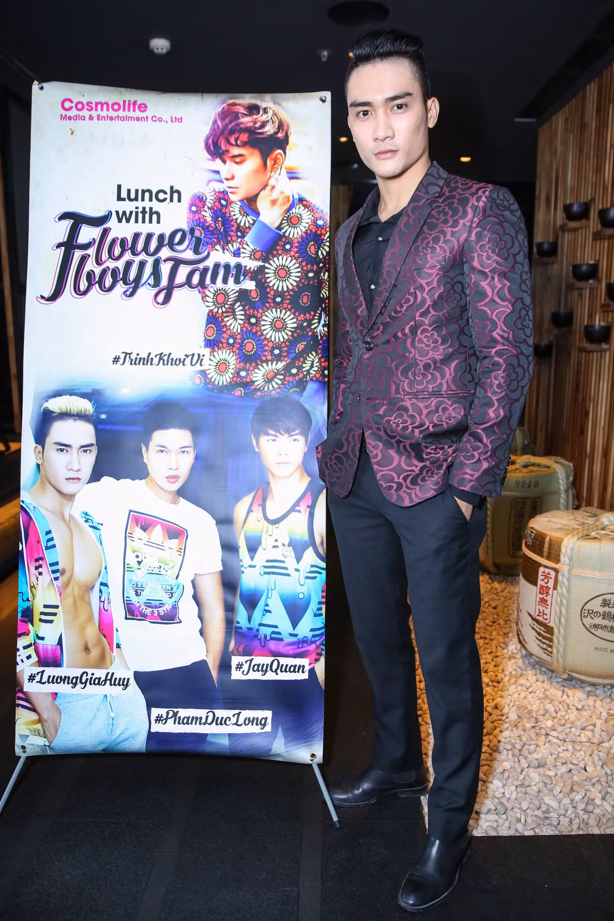 Lương Gia Huy lịch lãm với blazer tông màu tím.