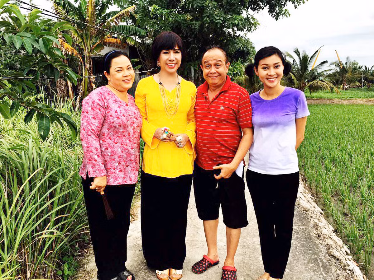 Trong chương trình, Long Nhật cùng các nghệ sĩ NSƯT Thanh Nam, NSƯT Việt Anh, Phi Phụng và một số nghệ sĩ khác mang đến cho khán giả câu chuyện hài hước vui nhộn, những tình huống bất ngờ cười ra nước mắt.