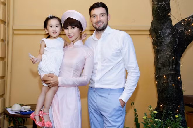 Trong tiệc ăn hỏi, Hà Anh chọn bộ trang phục áo dài truyền thống khá nền nã với tông màu hồng pastel, trong khi chú rể điển trai diện Âu phục sang trọng.