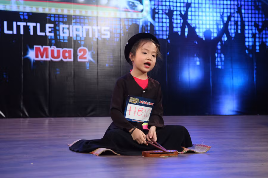 Cau be 4 tuoi Tin Tin gay sot Nguoi hung ti hon-Hinh-4