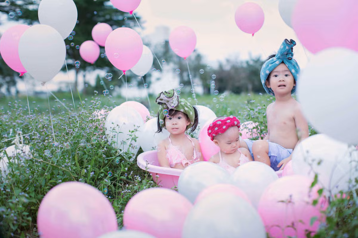 Ba nhóc tì nhà Lý Hải – Minh Hà tuy rất nghịch ngợm nhưng cũng hết mực yêu thương nhau. Để ghi lại những khoảnh khắc đáng yêu của các con, vợ chồng Lý Hải – Minh Hà thường xuyên thực hiện các bộ ảnh ngộ nghĩnh. Còn nhỏ tuổi nhưng các công chúa - hoàng tử nhà Lý Hải đã có lượng fan không kém cạnh ba mẹ.