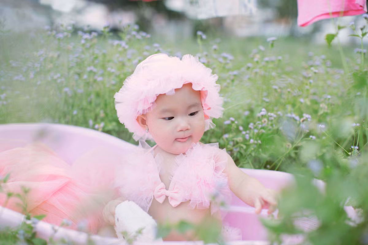 Sunny tên thật của Tuệ Minh - nhóc tì thứ 3 nhà Lý Hải - Minh Hà. Với khuôn mặt bầu bĩnh cô bé Sunny cũng vô cùng đáng yêu.