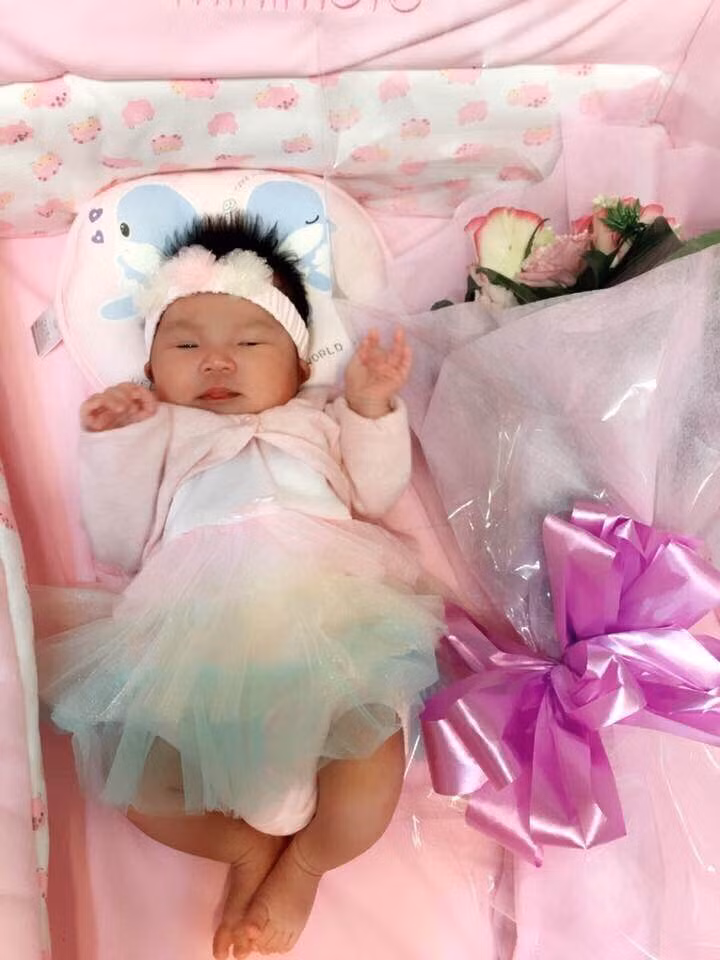 Vì Long Nhật rất thích màu xanh nên đã đặt tên cho cô công chúa nhỏ của mình tên là Lam Anh. 