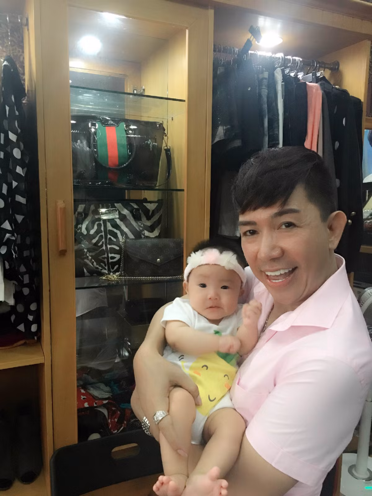 Ca sĩ Long Nhật là một trong những nghệ sĩ có nhiều con nhất showbiz và anh rất hạnh phúc khi đứa con thứ 4 của mình chào đời.