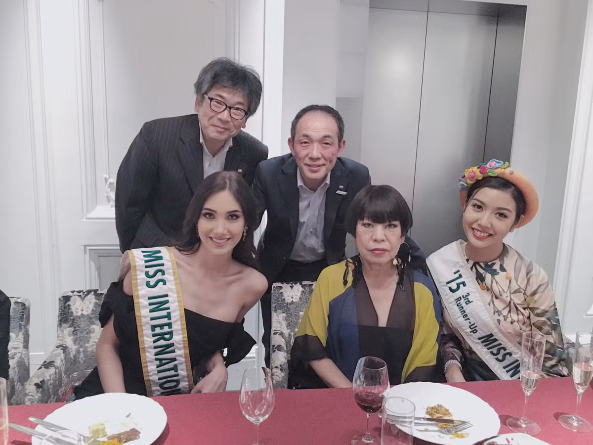 Các quan chức tỏ ra rất thích thú với bộ áo dài Việt bởi chất liệu vải gấm, những họa tiết theo trường phái hội họa với những đường nét dịu dàng, mềm mại nhưng vẫn hiện đại trẻ trung. 