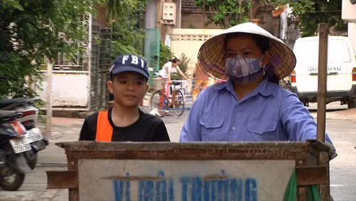 Mẹ em làm nghề lao công nên hàng ngày, Quang Anh theo phụ giúp mẹ thu gom rác để kiếm sống. Ngoài ra, mẹ của Quang Anh còn bán bánh khoai, bánh ngô, bánh gối.