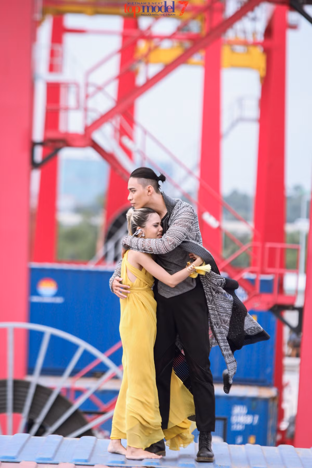 Duy Dương, nam thí sinh điển trai đã đứng ngay vạch xuất phát để động viên, an ủi, giúp đỡ những thí sinh nữ vượt qua nỗi sợ độ cao. Sau cái ôm thắm thiết này, nữ thí sinh đã quyết tâm đối diện với sự ám ảnh của đời mình để vượt qua thử thách.