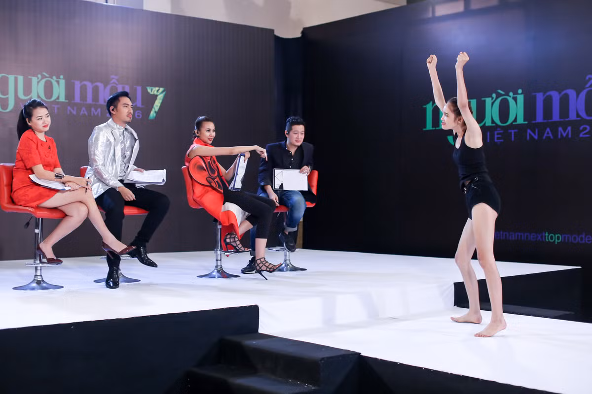 Với chủ đề phá bỏ giới hạn, quên đi những quy luật, các bạn thí sinh không ngần ngại khoe cơ thể bằng những điệu nhảy tuy có vụng về nhưng vô cùng độc, lạ và cháy hết mình.