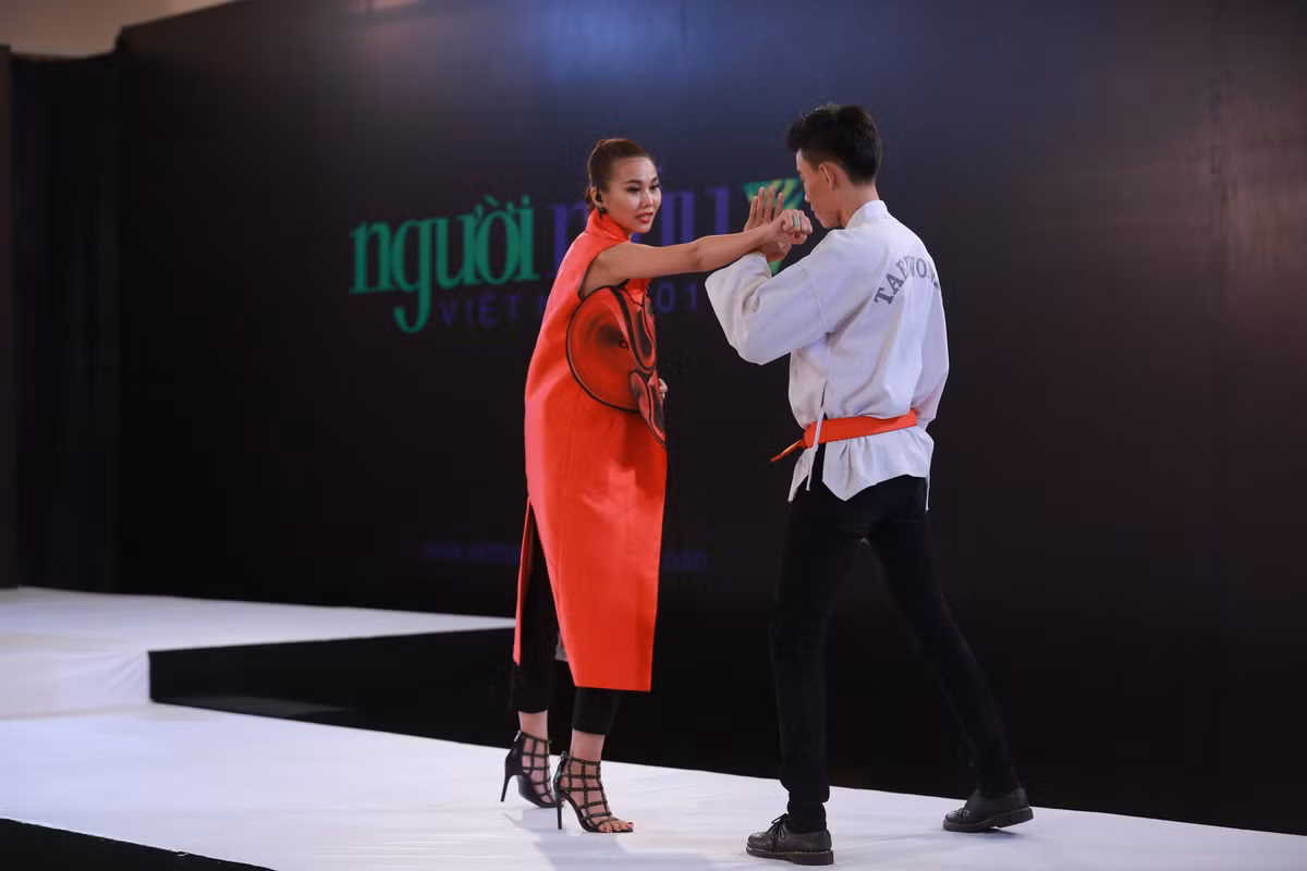 Một thí sinh nam không ngại thách thức giám khảo Thanh Hằng một màn “thí võ”.