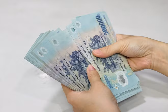 Theo đó, chiều tối 20/3, Hùng tìm đến nhà ông M là chủ của mình. Trước đó, Hùng có nợ ông M khoảng 30 triệu đồng nên lần này tới nói là để trả nợ. Thấy Hùng trả nợ ông M có nói Hùng cầm lại để chữa bệnh cho mẹ. Nào ngờ, Hùng rút dao đâm, chém nhiều nhát vào đầu ông M. khiến ông này chống cự yếu ớt và bỏ chạy. Người thân ông M ra can ngăn cũng bị Hùng gây thương tích 10%. Sau cuộc hỗn chiến, cả Hùng, ông M và người nhà ông M đều được đưa đến bệnh viện cấp cứu. (Ảnh minh họa, nguồn internet)