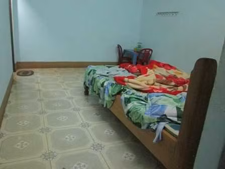 Phía trong phòng, đồ đạc khá lộn xộn, dường như đã có cuộc vật lộn trước đó. Mặc dù hiện trường khá nguyên vẹn nhưng cơ quan công an không phát hiện được bất cứ giấy tờ tùy thân nào của nạn nhân. Theo nhân viên nhà nghỉ, chiều 20/3 người phụ nữ này đi cùng một người đàn ông đến thuê phòng. Mỗi người đều đi xe máy riêng. Vài giờ sau, người đàn ông rời đi trước. Phía khách sạn cũng không lưu giấy tờ, tên tuổi hay số điện thoại của cặp khách hàng này. (Ảnh minh họa, nguồn internet)