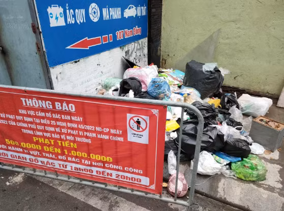 Dù trên biển cấm có nêu rõ “Khu vực có camera quan sát” như không hề có giá trị tại phố Nam Đồng, quận Đống Đa, TP Hà Nội.