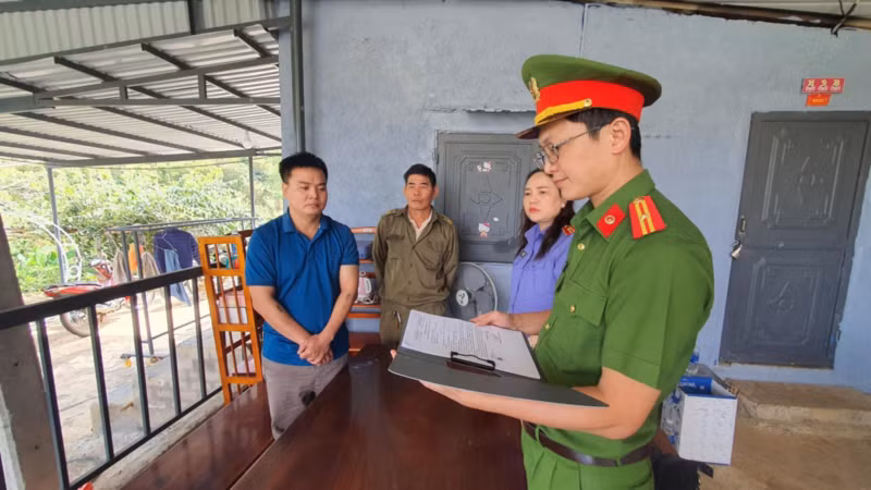 Ngày 26/2, Phòng Cảnh sát hình sự Công an tỉnh Đắk Lắk cho biết, đơn vị vừa khởi tố, bắt tạm giam 4 tháng đối với Nguyễn Anh Tuấn (1986) và vợ là Nguyễn Thị Nhớ (1988), cùng trú tại khu phố 8, phường Tân An, TP Thủ Dầu Một, tỉnh Bình Dương để điều tra về hành vi "lừa đảo chiếm đoạt tài sản". 