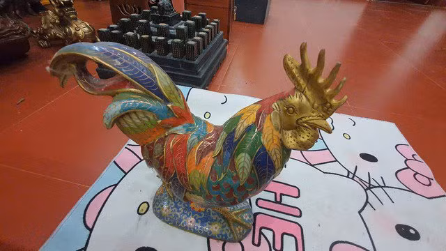 Quá trình khám xét khẩn cấp, Công an đã thu giữ 10 giấy chứng nhận đăng ký quyền sử dụng đất; 3 thẻ tiết kiệm với trị giá gần 12 tỷ đồng; 1 ô tô trị giá 2,7 tỷ đồng, hơn 100 triệu đồng tiền mặt; 2 xe máy; nhiều trang sức bằng vàng cùng hàng trăm đồ vật tu tập như chùy, kiếm, chuỗi hạt, kỳ lân, gà trống pháp lam…