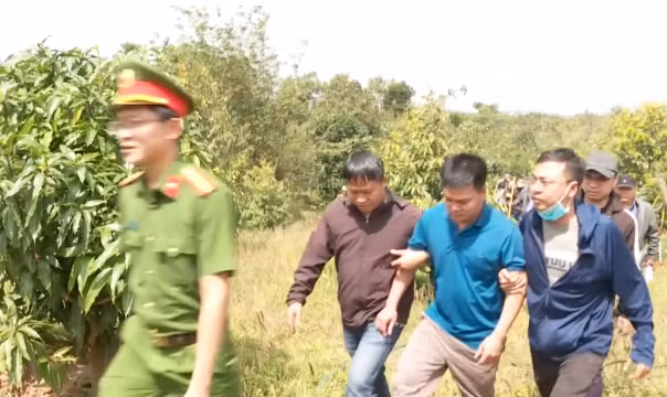 Ông Duẩn thông tin thêm, khu rẫy của ông Tuấn luôn đóng cửa. Đối với những đồ vật tâm linh, ông Duẩn không biết được vận chuyển khi nào vì không có thẩm quyền để kiểm tra. Đến khi công an xuống khám xét, ông mới tận thấy. “Nếu có tụ tập đông người, gây tiếng ồn, tuyên truyền mê tín dị đoan…thì tôi đã báo chính quyền rồi. Đằng này mọi thứ cứ im ắng như vậy”, ông Duẩn nói thêm. 
