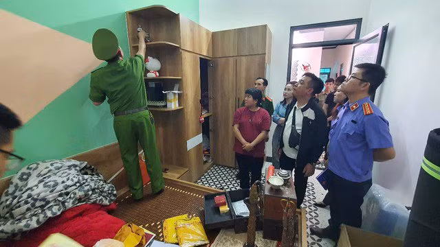 "Sau khi làm xong, tôi gọi điện cảm ơn, đồng thời mời ông Tuấn đến hội trường để bà con biết mặt nhà tài trợ. Tuy nhiên, ông Tuấn không xuất hiện, cũng không tới hội trường, chúng tôi liên lạc qua điện thoại 1-2 lần rồi mất liên lạc luôn. Tôi cũng ngại, vì sợ người ta nghĩ mình lại xin tiền”, ông Duẩn nói.