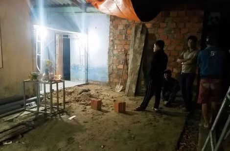 Trong lúc các cơ quan đang tiến hành điều tra, sáng 4/12/2017, một nam giới đến trình báo có anh trai tên là Bùi Tiến D. (SN 1982 ở phường Đức Ninh Đông, thành phố Đồng Hới) mất tích trong khoảng 7 năm trước. Trước đó, anh D. có thuê phòng trọ này làm cá độ bóng đá vào năm diễn ra World Cup 2010. Thông tin này đã mở ra hướng điều tra mới và công tác giám định ADN bộ hài cốt cũng được tiến hành. (Địa điểm nơi phát hiện bộ hài cốt)