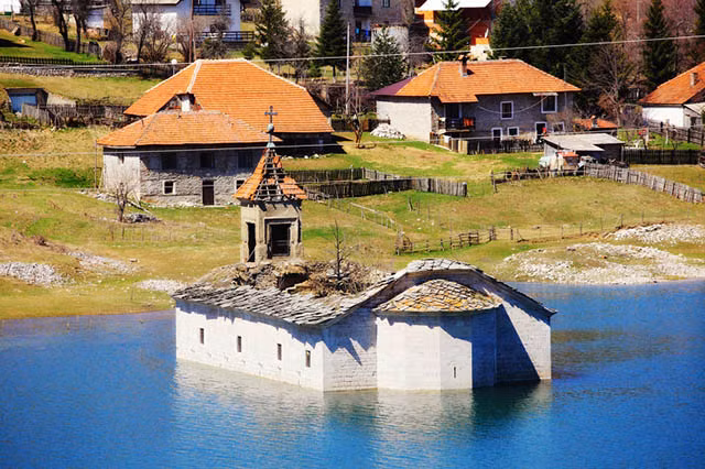  4. Nhà thờ Saint Nicholas, hồ Mavrovo: Không xa dãy núi Balkan ở Macedonia có một công viên quốc gia nổi tiếng với nhà thờ Saint Nicholas bị ngập nước. Nhà thờ cổ này được xây dựng vào những năm 1850. Chính phủ Hy Lạp quyết định xây dựng một hồ nước nhân tạo bao xung quanh để cung cấp nước cho địa phương. Thế nhưng vào năm 2003, nhà thờ đã bị nhấn chìm hoàn toàn trong nước. Vào mùa hè người ta chỉ phần nữa bên trên của nó lộ ra khỏi mặt nước.