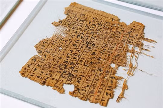 Trước đây, dựa theo nhiều hình vẽ, tài liệu cổ, việc xây nên Giza vẫn được mô tả như một "phép phù thủy". Cuộn giấy papyrus nói trên được viết bởi Merer, giám sám sát viên của một đội 40 công nhân ưu tú. Ảnh: Tài liệu đáng ngạc nhiên của vị giám sát viên chịu trách nhiệm mở đường thủy xuyên sa mạc.