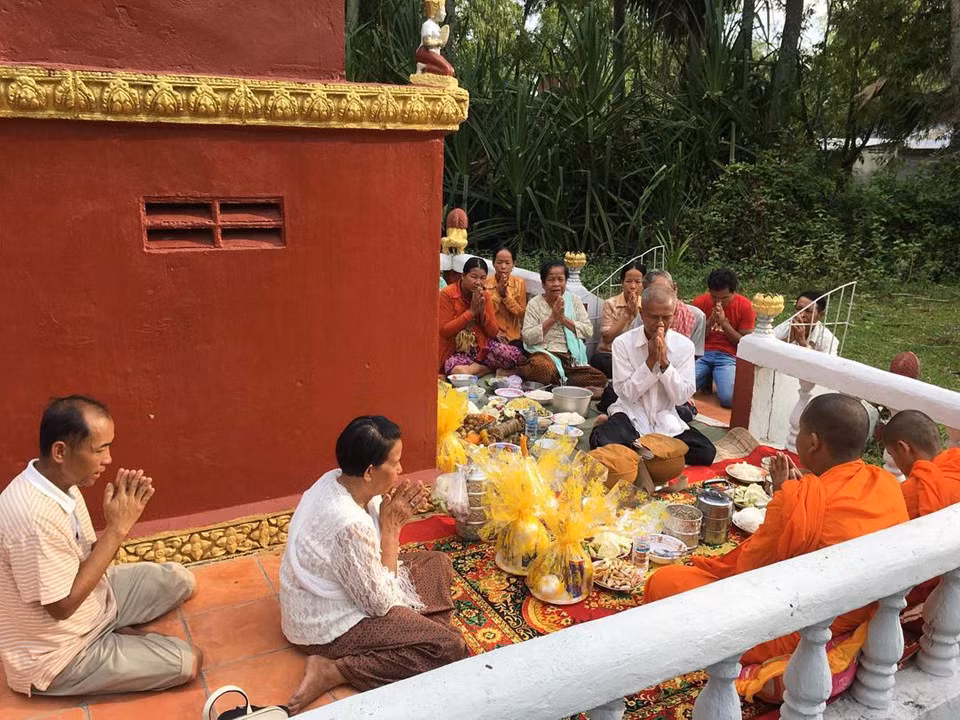 Pchum chen (Campuchia): Pchum Ben là một lễ hội Phật giáo kéo dài 15 ngày trong tháng 10 nhằm tưởng nhớ về tổ tiên theo truyền thống của người Campuchia. Vào ngày này, mọi người thường thắp nến, mở tiệc với những người thân trong gia đình và tham gia vào các cuộc đua trâu... Ảnh: Sreylyye.