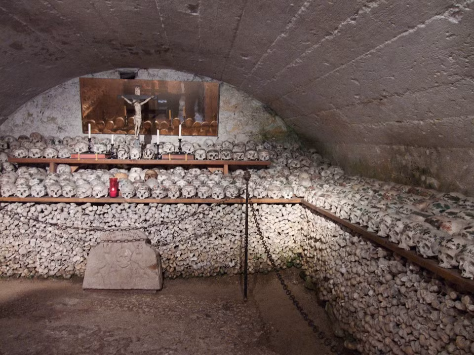 Năm 1720, người dân nơi đây bắt đầu truyền thống vẽ lên hộp sọ với những hình trang trí mang tính biểu tượng, ngày tháng năm sinh và ngày mất để tưởng nhớ người đã khuất. Beinhaus Hallstatt lưu trữ hơn 1.200 hộp sọ, 610 trong số đó được vẽ một cách tinh tế, trở thành bộ sưu tập hộp sọ được tô vẽ còn nguyên vẹn lớn nhất ở châu Âu. Ảnh: Wikimedia Commons.