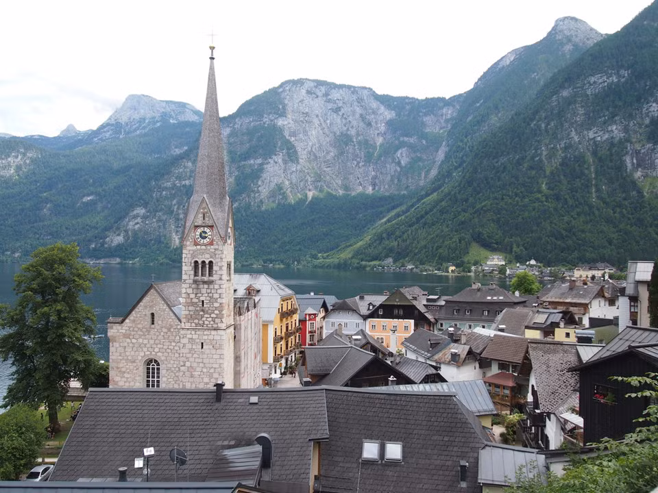 Sau khi chôn cất 10-15 năm, họ chuyển hộp sọ và xương người chết đến Beinhaus Hallstatt. Vì theo quy tắc của Giáo hội, người Công giáo cần được chôn cất trong thánh địa. Các hầm để hài cốt tương tự cũng có ở các nhà thờ trên khắp châu Âu. Ảnh: Rantapallo.