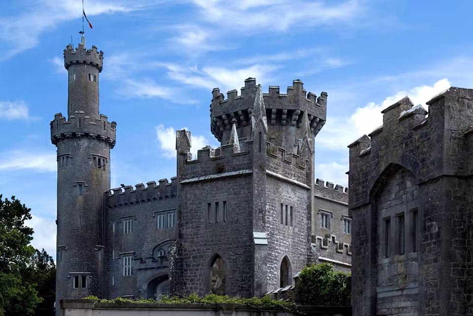  Lâu đài Charleville (Ireland): Nơi đây sở hữu thiết kế kiến trúc tuyệt đẹp, đặc trưng cho nền quân chủ của châu Âu. Tuy nhiên, nó cũng được cho là một trong những địa điểm bị ma ám và đáng sợ nhất châu Âu. Rất nhiều báo cáo cho rằng họ đã nhìn thấy hồn ma xuất hiện sau các bức tường - đặc biệt là linh hồn của một cô gái trẻ tên là Harriet, có kết cục bi thảm trong tai nạn ở một trong những cầu thang chính của lâu đài.