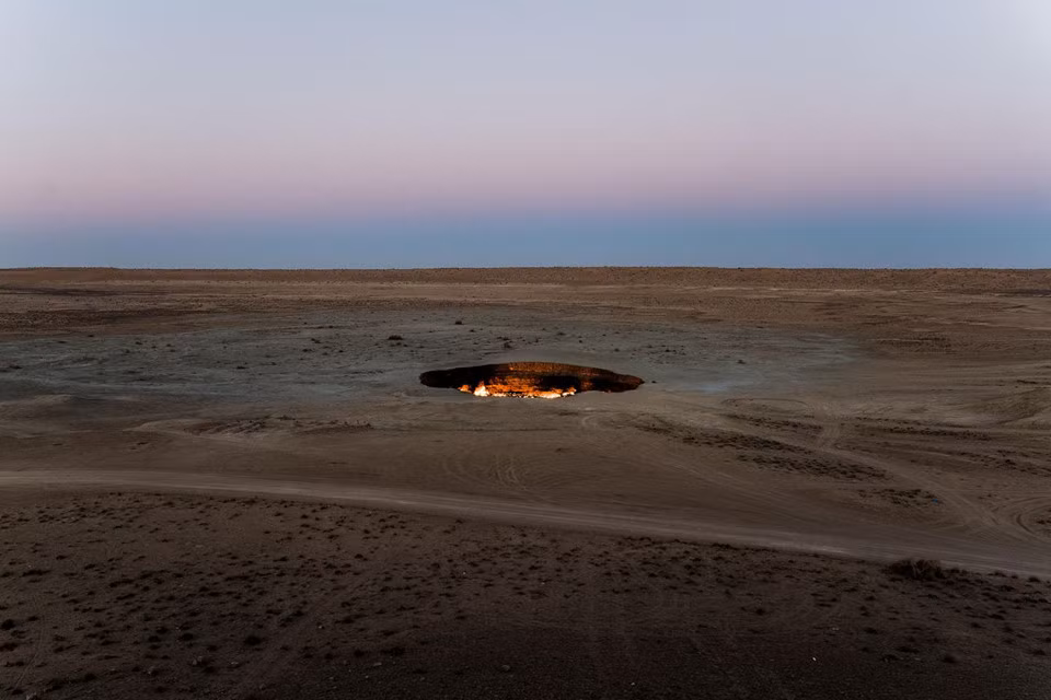  Cổng địa ngục (Turkmenistan): Ở Turkmenistan, một đất nước vùng Trung Á, tồn tại một "Cổng địa ngục” luôn rực lửa suốt ngày đêm. Chiếc lỗ tử thần này giống với đường giao thông giữa mặt đất và thế giới bên kia. Nguồn gốc của chiếc hố không được tuyên bố rõ ràng, tuy nhiên lửa trong hố được cố ý đốt cháy bởi các nhà khoa học, nhằm loại bỏ những khí độc hại từ tâm của nó.