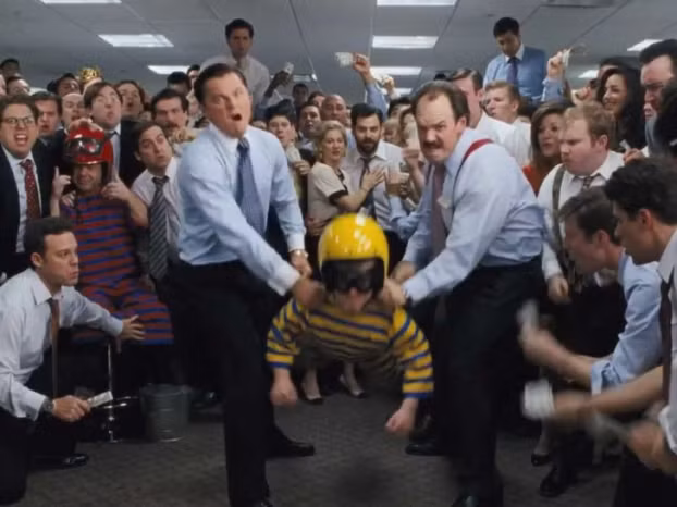 Florida: Tham gia hoặc cho phép tổ chức bữa tiệc “dwarf-tossing” (ném người lùn) trong các quán bar, nhà hàng và những nơi bán rượu khác có thể khiến chủ sở hữu bị phạt tới 1.000 USD. Trong trò chơi "ném người lùn", một người lùn được thuê sẽ đội mũ bảo hiểm. Các cầu thủ ném anh này trượt trên đường băng. Phần thưởng sẽ dành cho người ném được xa nhất.