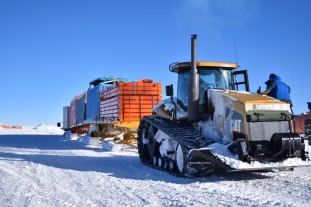  3. Siêu thị gần nhất cách hơn 4.000 km. Concordia cách nơi văn minh nhân loại còn xa hơn cả Trạm Vũ trụ Quốc tế (ISS) và đến Nam Cực là việc không dễ dàng. Dù siêu thị gần nhất cách Concordia tới hơn 3.000 km nhưng điều đó không có nghĩa các nhà nghiên cứu chỉ ăn bánh mỳ và uống nước. Họ có thịt, cá, trứng sữa, hoa quả tươi và rau xanh. Nhiều thực phẩm được dự trữ bằng cách đông lạnh, trứng được bọc trong sáp. Alexey Akaikin, một nhà nghiên cứu sông băng đến từ Nga đã chia sẻ "cuộc sống thường ngày" của mình ở trạm nghiên cứu: "Hôm nay mọi người trong trạm nhận được tin là Concordia đã hết sạch sữa tươi và chúng tôi phải dùng sữa bột cho đến khi có sữa mới được mang đến. Giữa Nam Cực không hề có sữa, thật buồn!"