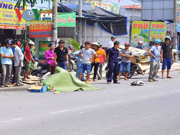 2. Tránh xe máy, nam thanh niên bị xe tải chèn qua người tử vong Khoảng 10 giờ ngày 6/6, anh Trần Thanh Phong (20 tuổi) điều khiển xe máy BKS 60K7 – 2525, khi lưu thông đến khu phố 11 (phường Tân Phong, TP. Biên Hòa, Đồng Nai), thấy xe máy BKS 72H2 - 1080 chất đầy phế liệu đậu chiếm lối đi phía trước, anh Phong lách ra làn ngoài để tránh. Lúc này, xe tải BKS 60C - 106.99 chạy cùng chiều lao tới đâm trúng làm Phong cùng xe máy ngã xuống đường. Nạn nhân bị bánh xe tải chèn qua người, tử vong tại chỗ.