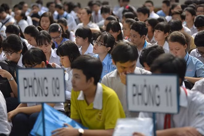 Thí sinh chờ dự thi vào lớp 10.