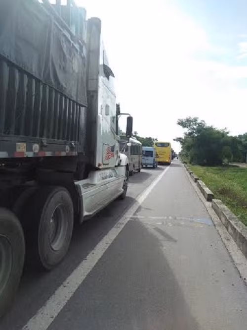 Vụ cháy khiến giao thông bị ùn tắc nghiêm trọng.