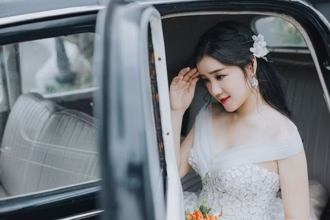 "Anh ấy lớn hơn tôi nhiều tuổi nên rất chững chạc, chín chắn và là chõ dựa vững chắc trong công việc, cuộc sống. Bất kể chuyện lớn nhỏ gì, tôi cũng chia sẻ với anh để vơi bớt gánh nặng tinh thần. Cả hai chênh lệch tuổi nhưng anh rất tâm lý và chu đáo", cô nói.