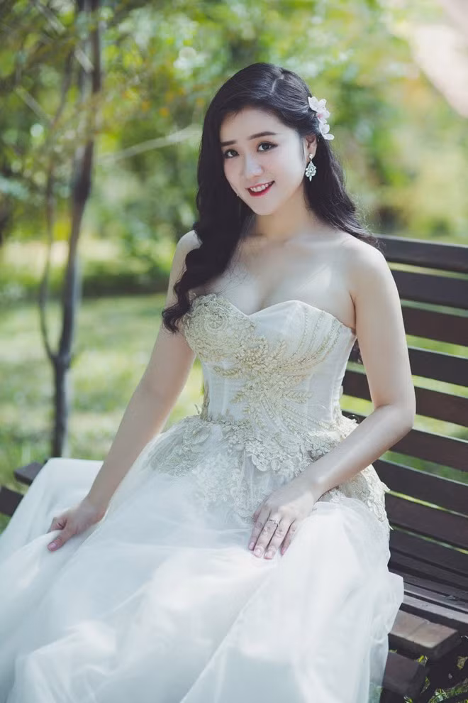 Người đẹp mãn nguyện khi lên xe hoa cùng tình yêu 6 năm của mình. Cô cho rằng, không có gì hạnh phúc hơn khi có cái kết đẹp cho một chuyện tình yêu lâu năm.