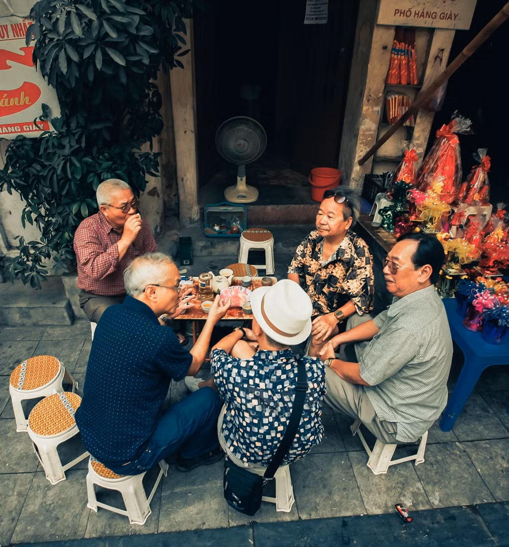 Tại một quán trà ở phố Hàng Giầy, mỗi sáng thường có một nhóm cụ già tập trung tới uống nước, tán dóc chuyện đời.