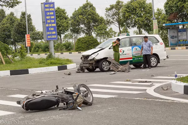 5. Va chạm với taxi, người đàn ông đập đầu vào dải phân cách, tử vong Khoảng 9h30 ngày 9/6, xe taxi của hãng Vinasun BKS: 56M 1182 do tài xế Thạch Su Thanh (27 tuổi, quê Sóc Trăng) điều khiển đến khu vực quay đầu xe trên đường Hùng Vương, tài xế Thanh cho xe quay đầu chạy ngược lại thì bất ngờ va chạm với 2 người đàn ông đi xe máy lưu thông ngược chiều. Tai nạn khiến 2 người trên xe máy văng nhiều mét, người ngồi sau đập đầu vào dải phân cách tử vong tại chỗ.