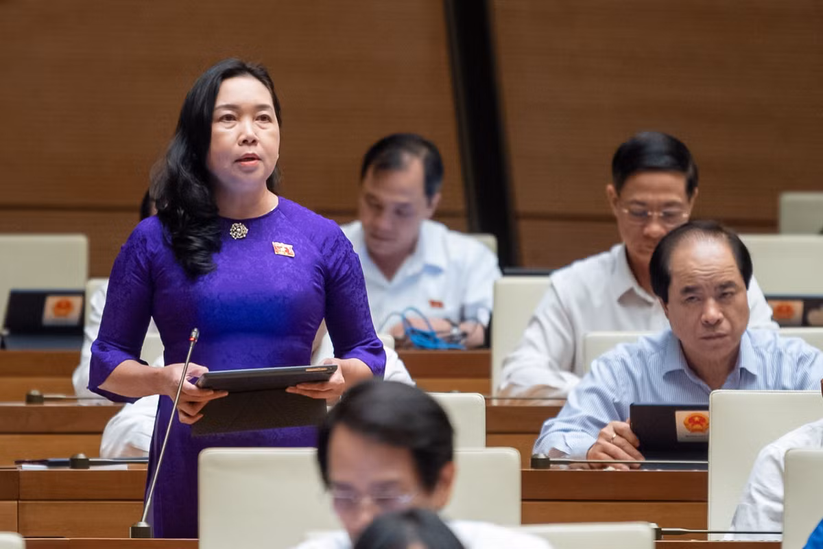  Có nên bỏ kỳ thi tốt nghiệp THPT?: Chất vấn Bộ trưởng GD&amp;ĐT đại biểu Lý Tiết Hạnh (Bình Định) nói rằng, chương trình giáo dục phổ thông mới, kiến thức phổ thông cơ bản được trang bị đến hết bậc THCS. THCS là dấu mốc rất quan trọng để tiếp tục thực hiện phân luồng học sinh. Hiện nay khi kết thúc chương trình THCS, các em học sinh không thi tốt nghiệp mà xét tốt nghiệp, trong đó khi kết thúc giai đoạn THPT thì lại thi tốt nghiệp THPT. "Xin bộ trưởng cho biết, có cần thay đổi lại theo hướng tổ chức kỳ thi tốt nghiệp THCS kết hợp với xét tuyển vào lớp 10 và xét tốt nghiệp THPT không?"