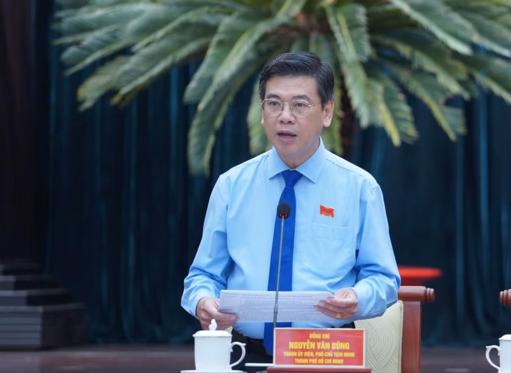 Ông Dũng từng trải qua nhiều vị trí công tác: Phó Bí thư Thường trực quận ủy quận Tân Phú, Trưởng Ban Kinh tế - Ngân sách HĐND TP HCM, Chủ tịch UBND quận 1.