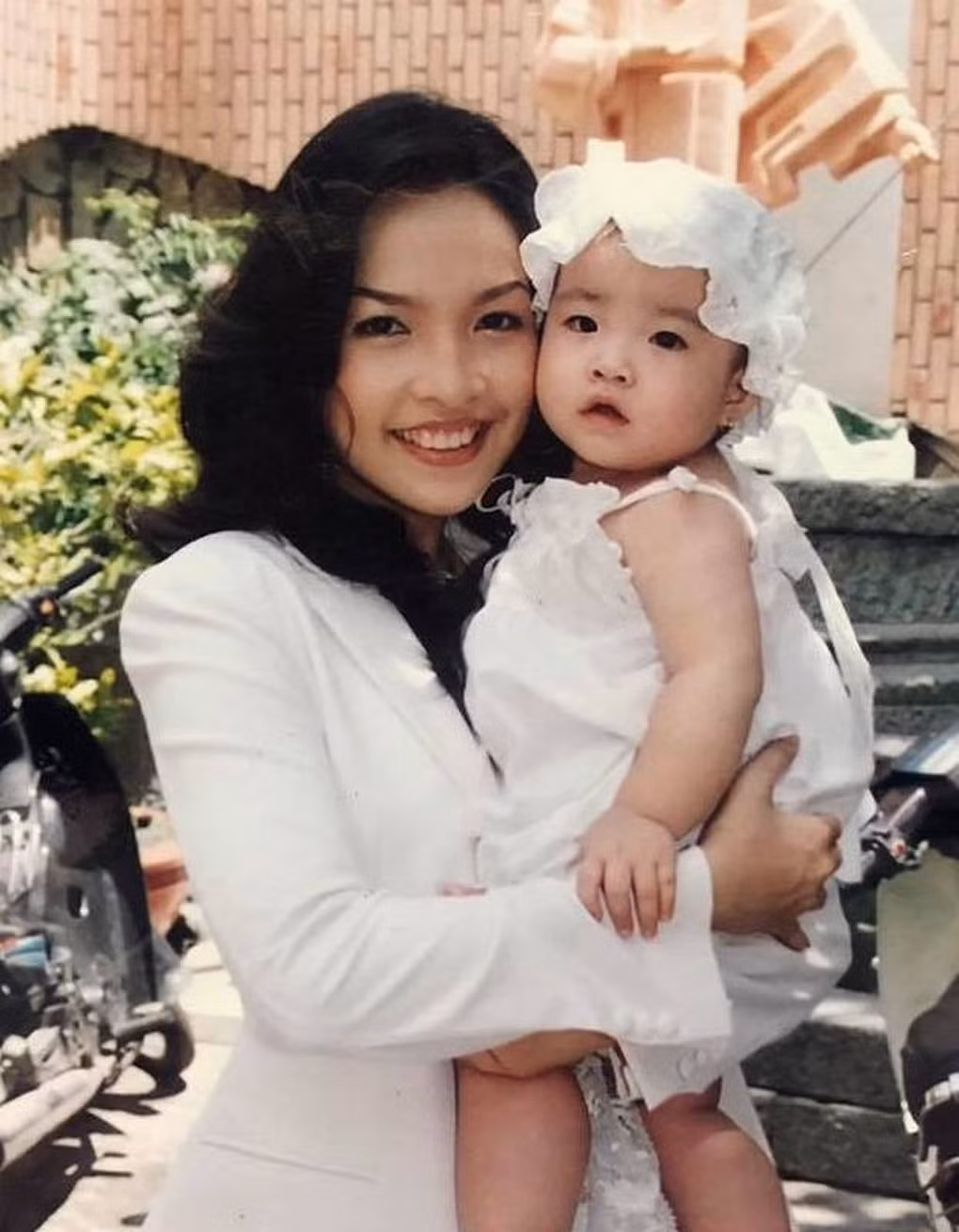 Hiền Thục thừa nhận, đó là khoảng thời gian khó khăn nhất trong cuộc đời mình. Để có một khoản tiền dự trù cho ngày sinh nở, cô phải đi hát ở các nhà hàng, quán bar dù đang bụng mang dạ chửa.