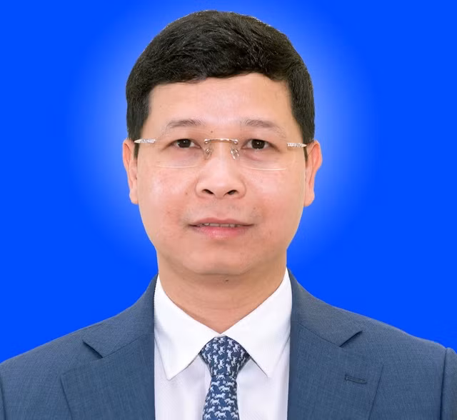 Trước khi bị xem xét thi hành kỷ luật, ông Nguyễn Công Thắng từng được đánh giá là cán bộ có “quan lộ” thênh thang. Ông Nguyễn Công Thắng (SN 1983, ở phường Hạp Lĩnh, thành phố Bắc Ninh), có trình độ Đại học chuyên ngành Tài chính ngân hàng; Đại học chuyên ngành Luật; Thạc sỹ Kinh tế, chuyên ngành quản trị kinh doanh; Thạc sỹ Luật, chuyên ngành Luật hình sự và tố tụng hình sự; Tiến sĩ Kinh tế, chuyên ngành kinh tế chính trị; cao cấp lý luận chính trị.