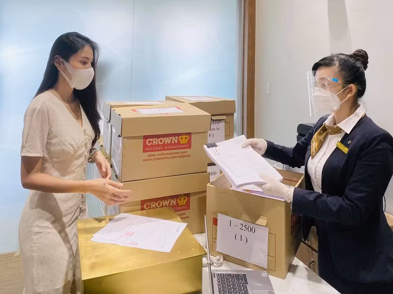 Tháng 10/2021, Phòng Cảnh sát hình sự, Công an TPHCM đã chuyển đơn của bà Ngô Thị Oanh Phương tố cáo Thủy Tiên về hành vi "lạm dụng tín nhiệm chiếm đoạt tài sản” đến Văn phòng Cơ quan CSĐT Công an TP HCM xử lý theo thẩm quyền. Theo đó, bà Phương tố cáo Thủy Tiên có hành vi khuất tất trong việc giải ngân tiền từ thiện miền Trung tháng 10/ 2020. Bà Phương cho rằng, theo công bố của Thủy Tiên trên trang cá nhân, tổng số tiền công chúng gửi đến là gần 178 tỷ đồng và đã giải ngân toàn bộ, chuyển đến nơi cần được trợ giúp. Tuy nhiên, sau đó, cộng đồng mạng đã phát hiện có một số khuất tất. Theo đơn bà Phương, Thủy Tiên có 2 khoản khuất tất, tổng số tiền lên đến hơn 81 tỷ đồng. Ảnh: FB Thủy Tiên