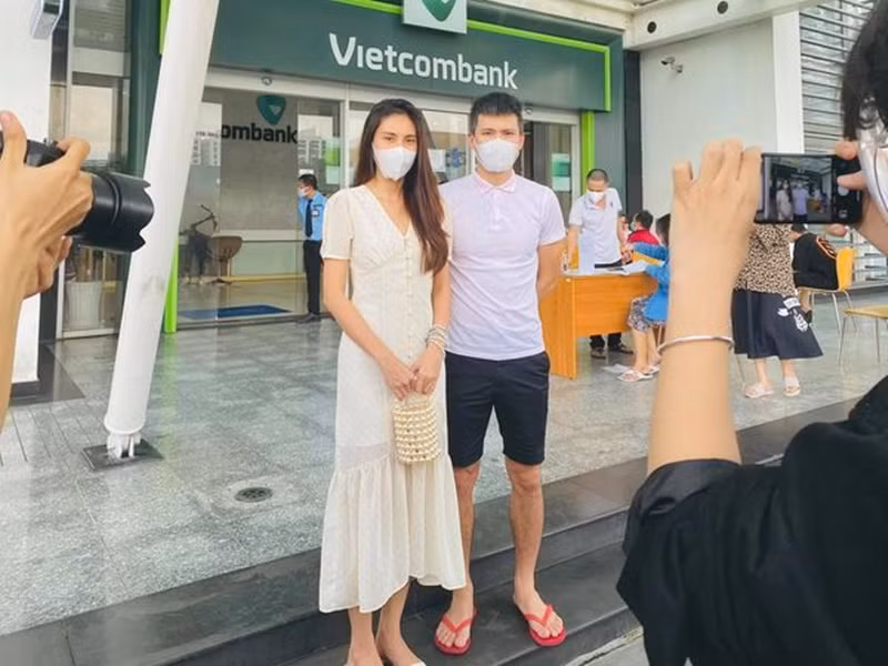 Hồi tháng 9, sau khi ra ngân hàng, Thủy Tiên - Công Vinh trưng ra bản sao kê cho thấy số tiền ủng hộ của mạnh thường quân là hơn 177 tỷ đúng như cô nhiều lần khẳng định. Ảnh: FB Công Vinh