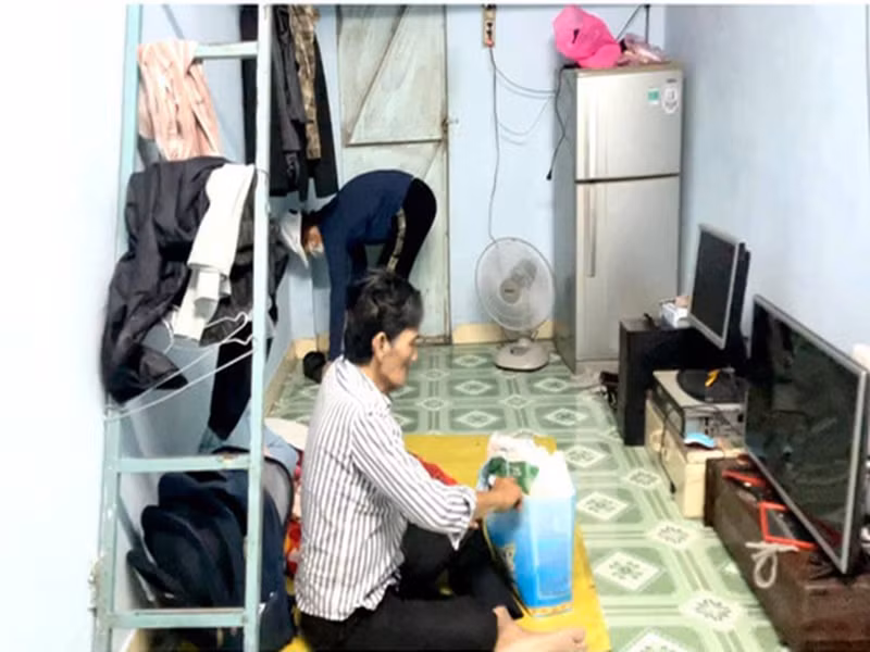 Mới đây, chia sẻ với Vietnamnet, Thương Tín cho biết, ông không tìm công việc lao động chân tay trong lúc chờ quay phim vì sức khỏe vẫn yếu sau lần đột quỵ. Hiện tại, nam diễn viên sống lay lắt qua ngày bằng hỗ trợ của bạn bè. Ảnh: Dân Việt