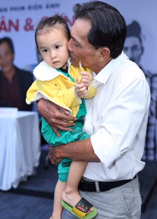 Thương Tín còn tiết lộ, vợ đã ôm con bỏ đi. “Suốt thời gian qua, tôi và cô ấy cứ cãi vã mấy chuyện nhỏ nhặt. Tất cả là lỗi của tôi", nam diễn viên cho hay. Ảnh: Vietnamnet