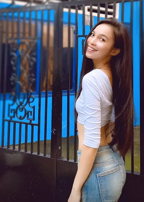 Nữ ca sĩ còn tự thấy mình là người nhạy cảm. “Tôi dễ cảm động với những điều nhỏ nhặt, nó giúp tôi thăng hoa trong ca hát nhưng lại làm khổ mình trong tình yêu”, Hiền Thục tâm sự.