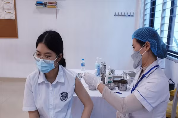 Hà Nội đã tiêm 38.233 mũi vắc xin phòng COVID-19 cho trẻ 14 tuổi Ha Noi da tiem 38.233 mui vac xin phong COVID-19 cho tre 14 tuoi