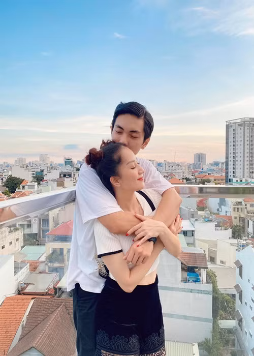 Ngoài hình ảnh tình tứ bên Phan Hiển, Khánh Thi còn viết những lời đầy hạnh phúc.