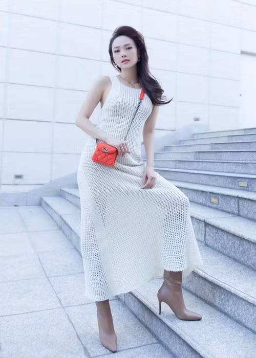 Hình ảnh “nửa kín nửa hở” của Minh Hằng nhận được sự ủng hộ của nhiều fan.