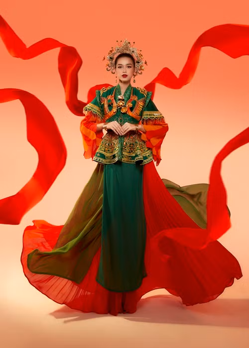 Cách đây không lâu, Đỗ Hà hé lộ quá trình chuẩn bị cho phần trình diễn Dances Of The World. Cô sẽ thể hiện bài múa trong bộ trang phục “Nhụy Kiều Tướng Quân – Bà Triệu”. Đây là vị nữ tướng lừng danh đến từ quê hương Thanh Hóa của nàng hậu. Bộ trang phục của Đỗ Thị Hà được thiết kế bởi NTK Thủy Nguyễn và phần mão đội đầu được chế tác bởi NTK Ngô Mạnh Đông Đông.